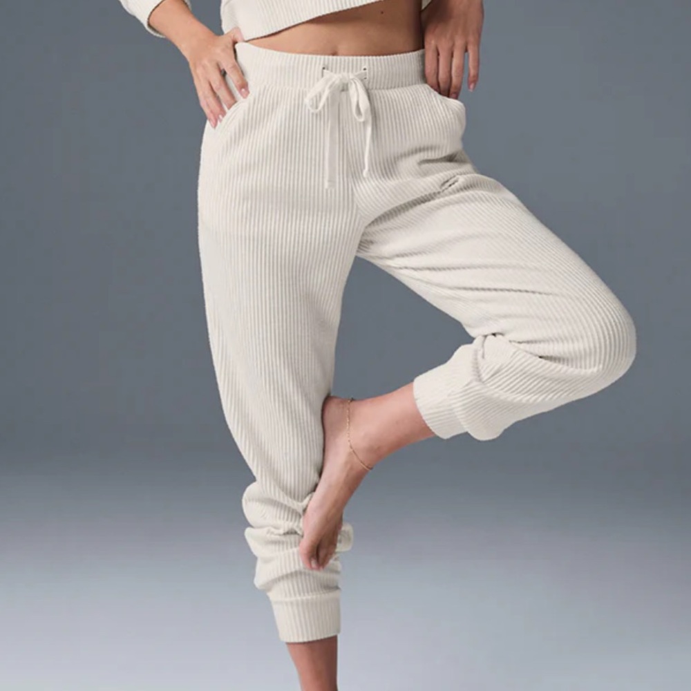 Alo Yoga Muse Sweatpants- size XS Ivory GUC —